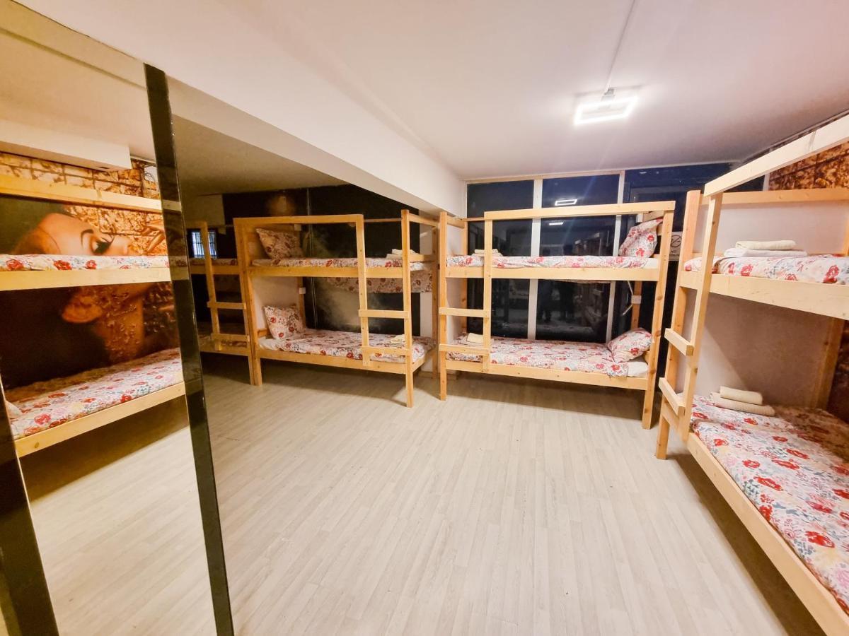 Unique City Hostel 100 Meters From Beach Ларнака Екстер'єр фото