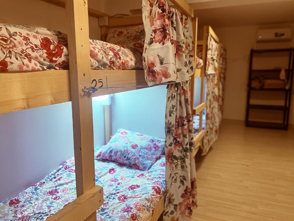 Unique City Hostel 100 Meters From Beach Ларнака Екстер'єр фото