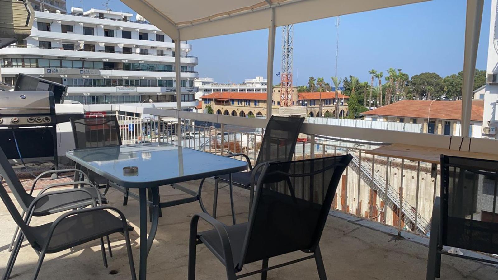Unique City Hostel 100 Meters From Beach Ларнака Екстер'єр фото